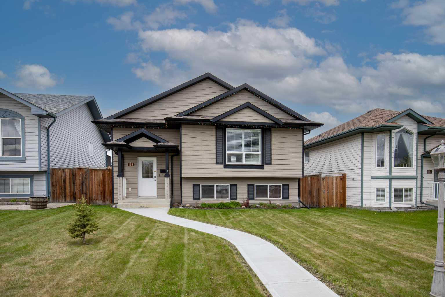 118 Robinson Avenue, Penhold, Alberta T0M1R0 Sold History HouseSigma