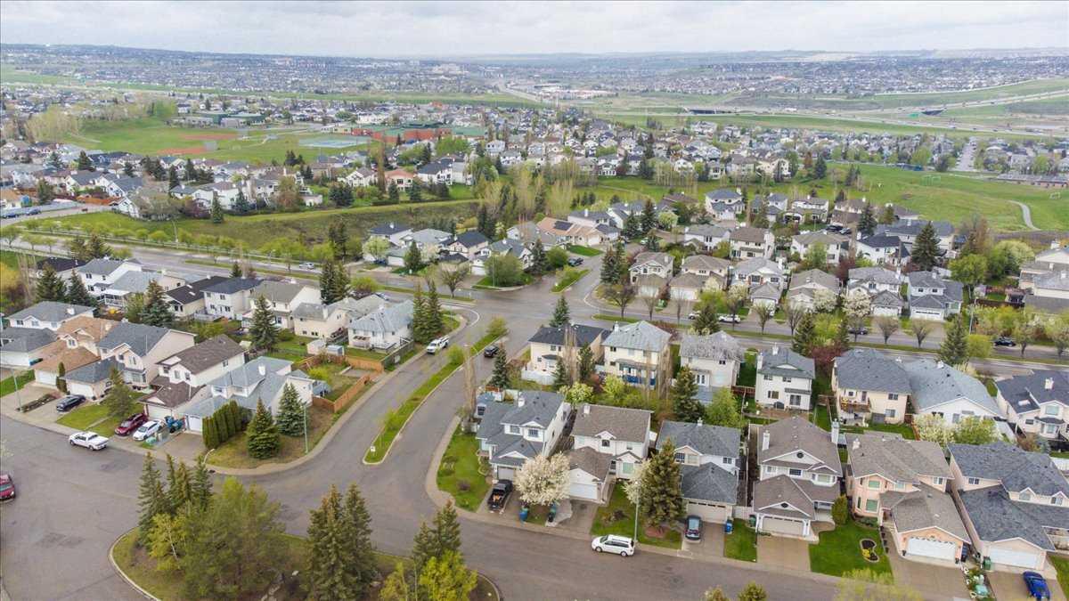 10 Hidden Circle NW, Calgary, Alberta T3A5G6 For Sale | HouseSigma