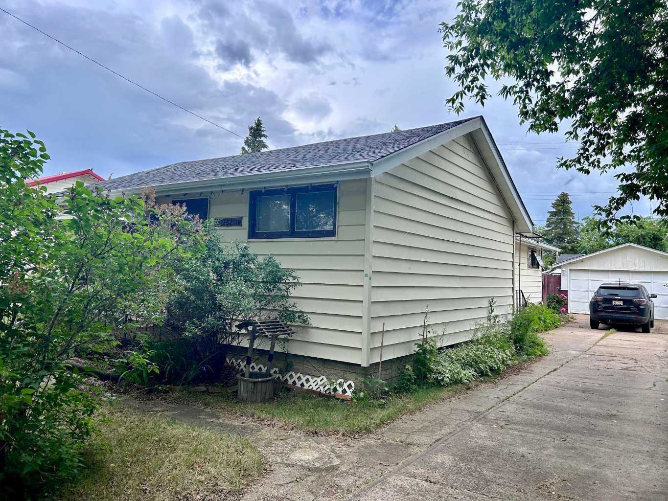 5127 52 Street, Mannville, Alberta T0B2W0 For Sale HouseSigma