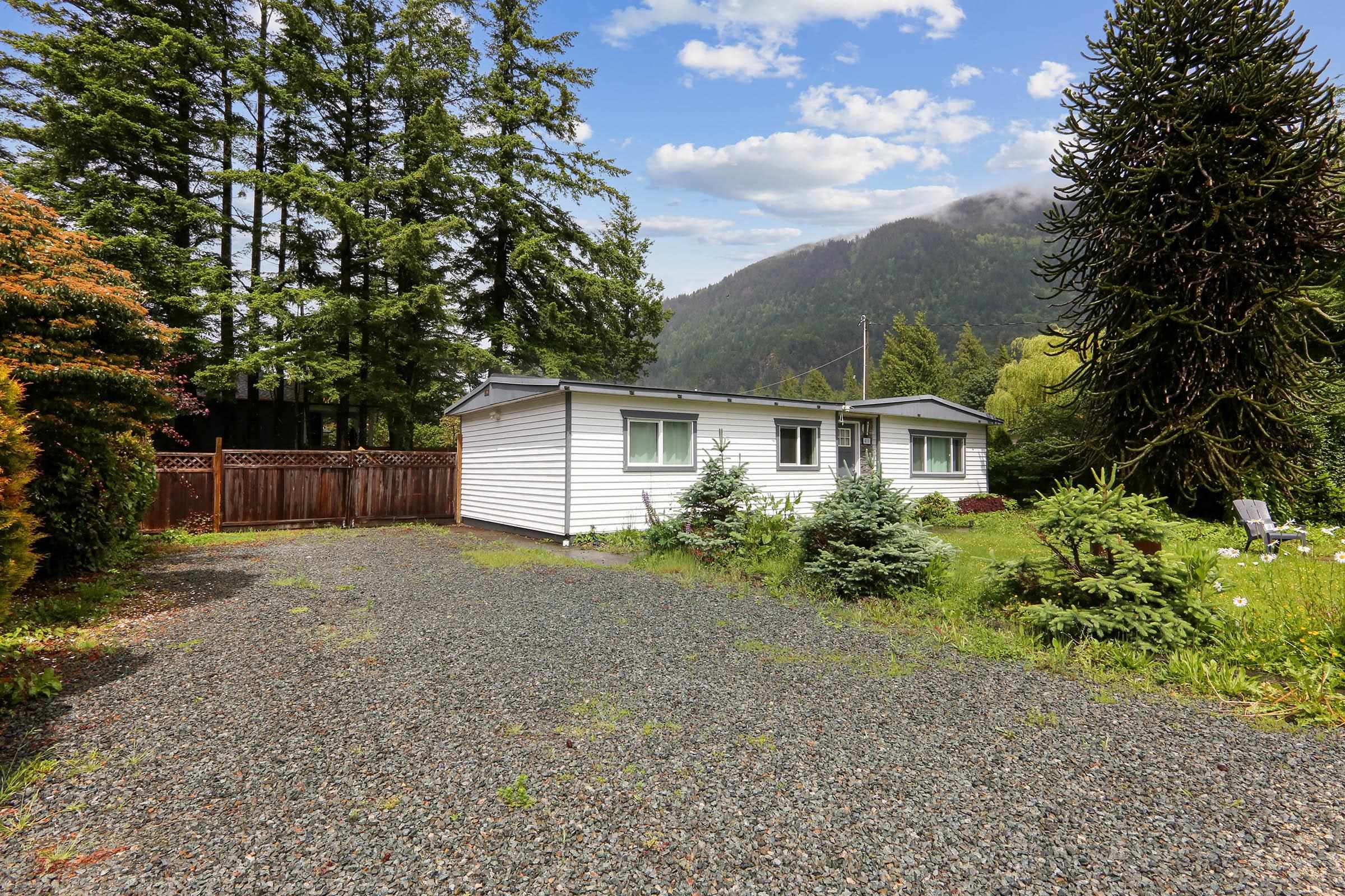 411 EMERALD AVENUE, Harrison Hot Springs, British Columbia V0M1K0 For