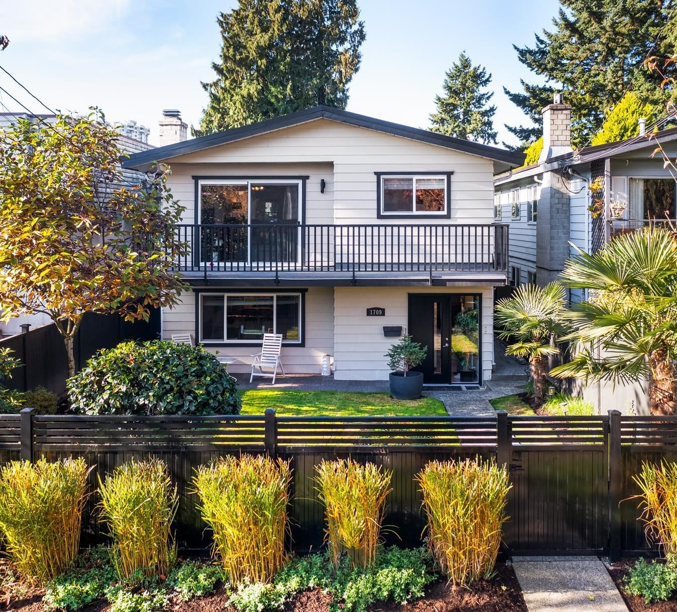 1709 Philip Avenue, North Vancouver, British Columbia V7P2V9 For