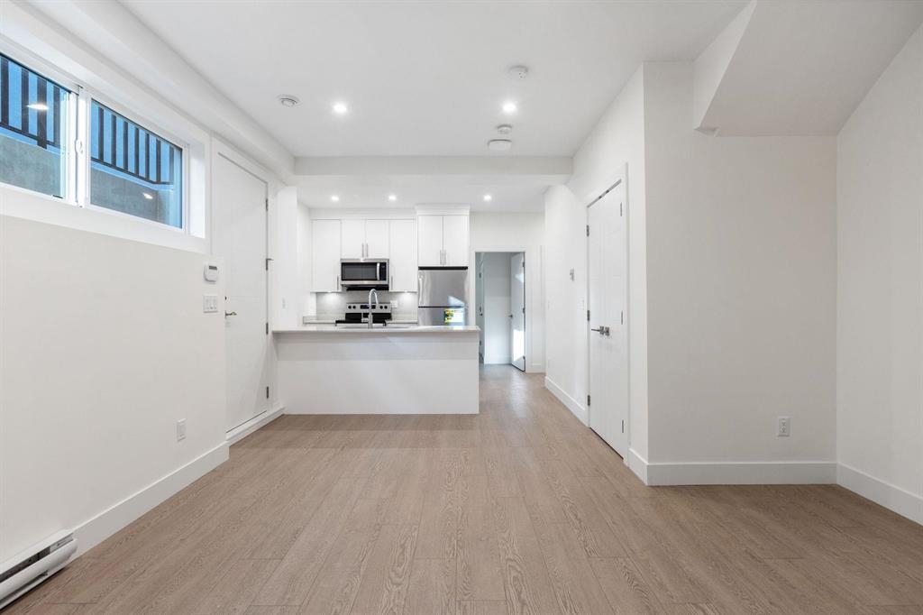 Unit Basement - 2644 Chesterfield Avenue, North Vancouver 3