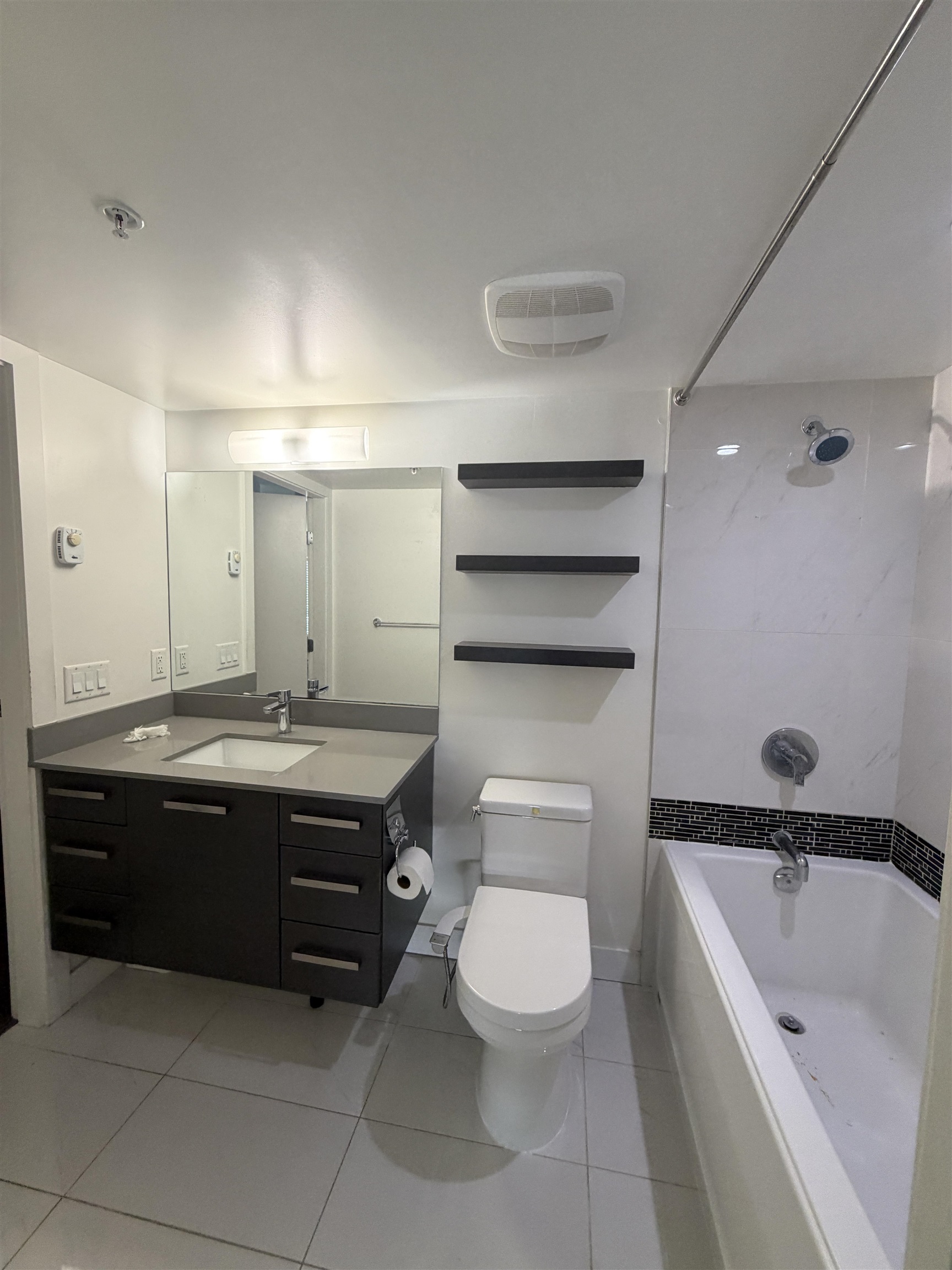 Unit 2 - 2858 W 4th Avenue, Vancouver 3