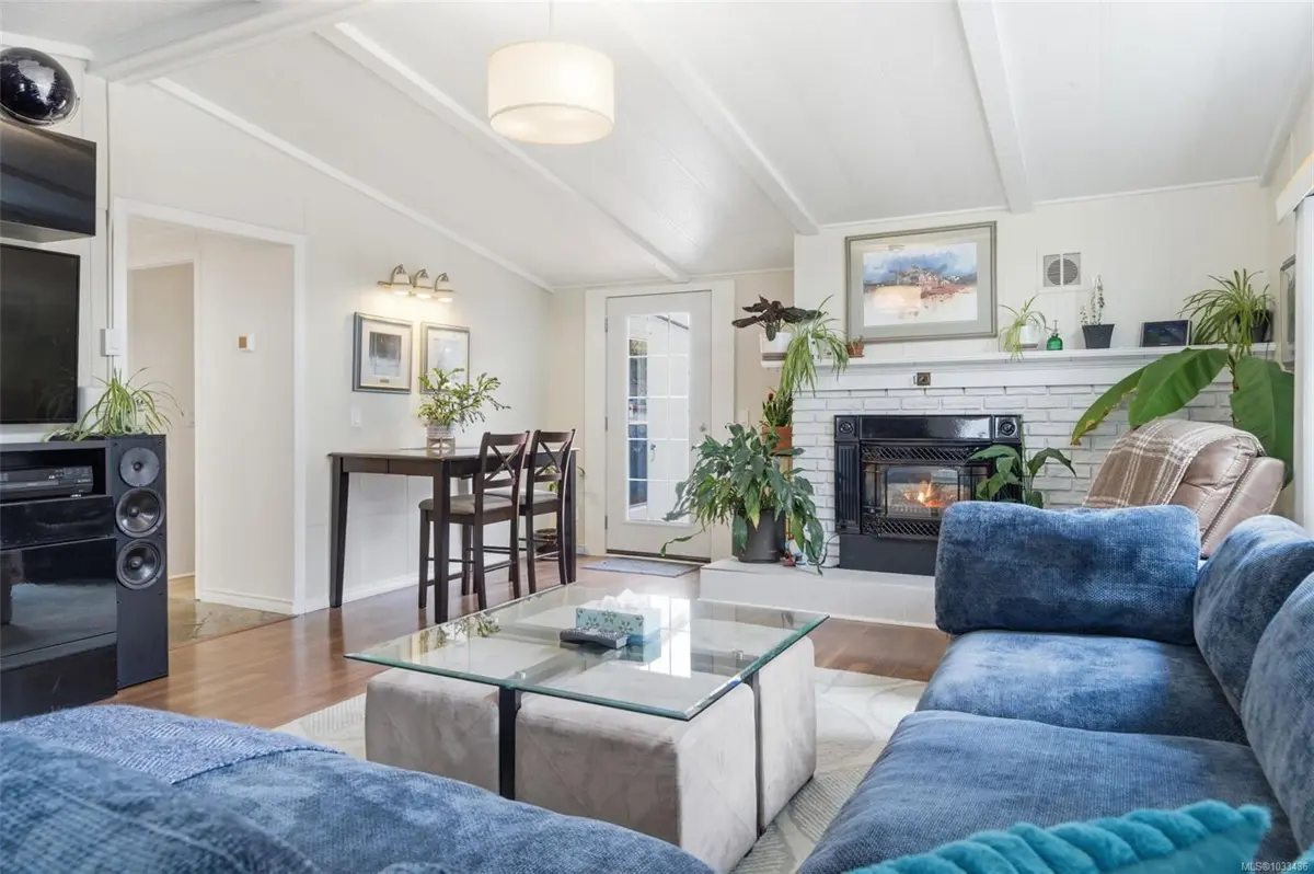 2 - 124 Cooper Rd, View Royal, British Columbia V9A7B3 For Sale ...